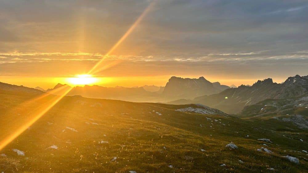 Sonnenaufgang mit Bergsteigerfrühstück